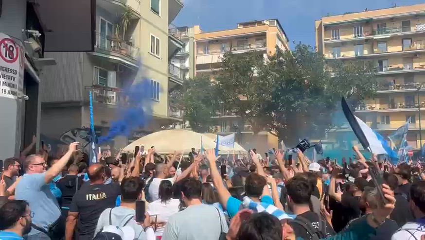 Cori e striscioni: la carica dei tifosi del Napoli