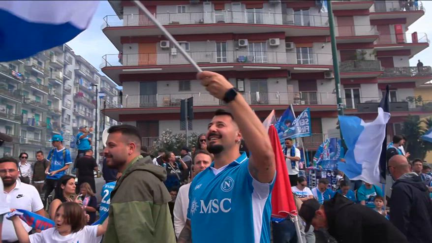 Napoli, i tifosi fuori dallo Stadio Diego Armando Maradona