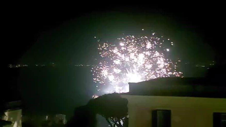 Napoli campione: fuochi d'artificio illuminano il Golfo