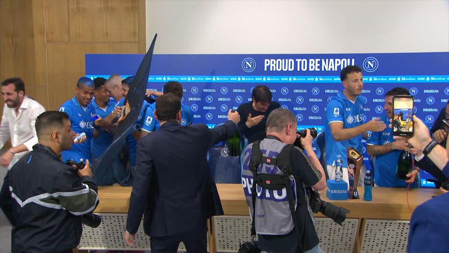 Napoli, Conte e l'irruzione dei giocatori in conferenza