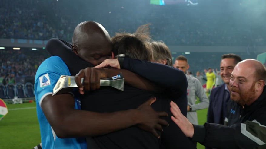 Napoli campione, l'abbraccio tra Conte e Lukaku