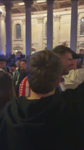 Cori e bandiere: Napoli celebrato così a Londra