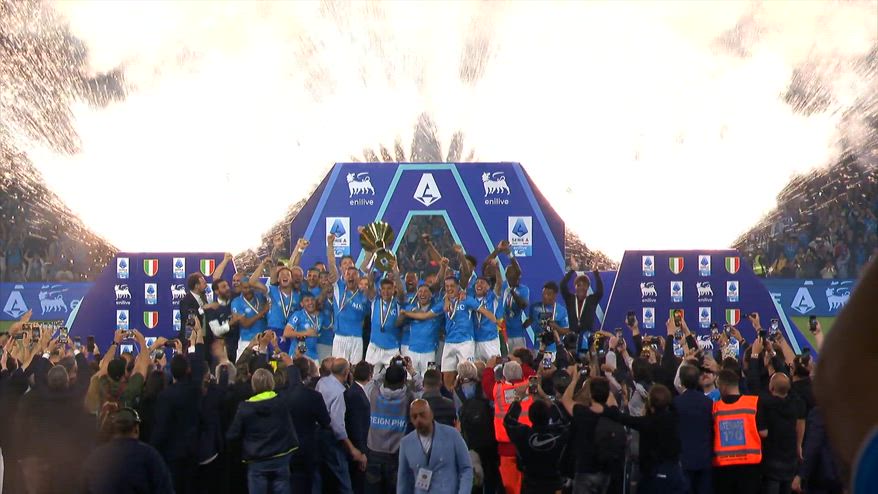 Napoli campione d'Italia, capitan Di Lorenzo alza la coppa