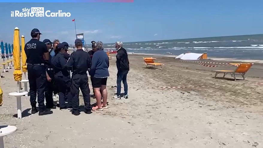Cervia, donna travolta e uccisa da una ruspa in spiaggia
