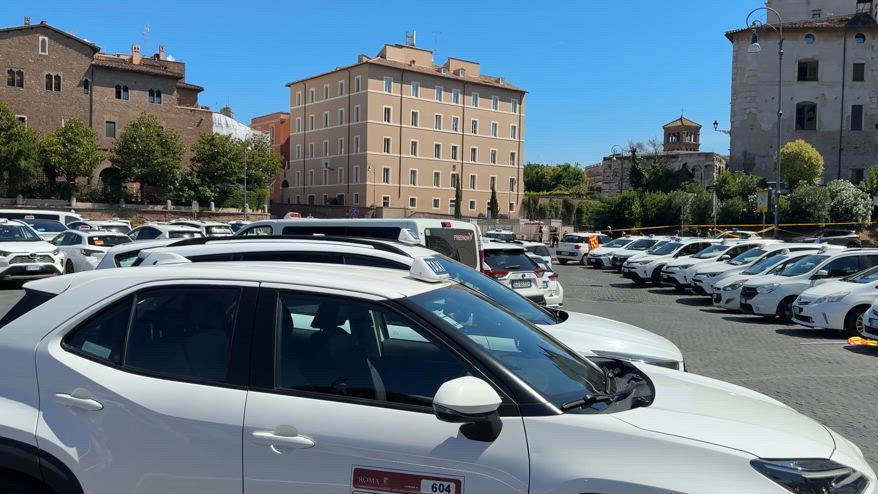 Roma, protesta dei taxi: corteo verso il Campidoglio