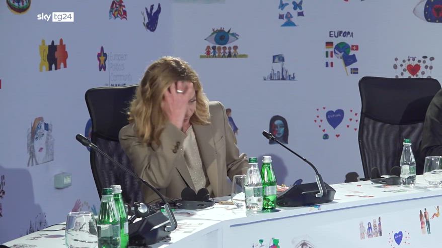 Prof. si scusa per post su figlia Meloni: