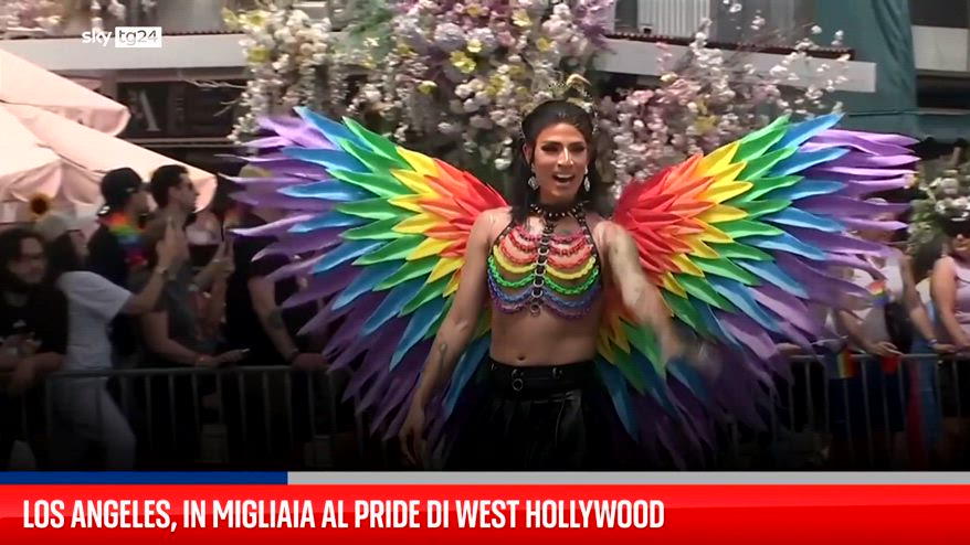 Los Angeles, in migliaia al Pride di West Hollywood