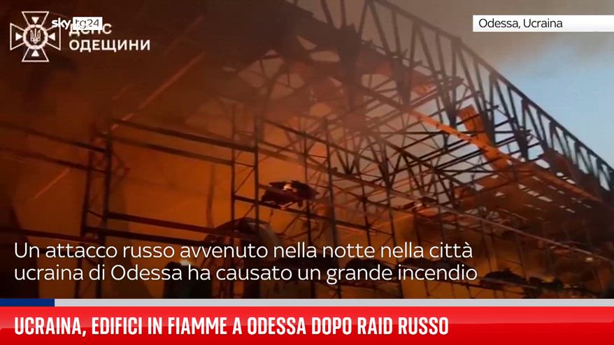 Ucraina, edifici in fiamme a Odessa dopo raid russo 