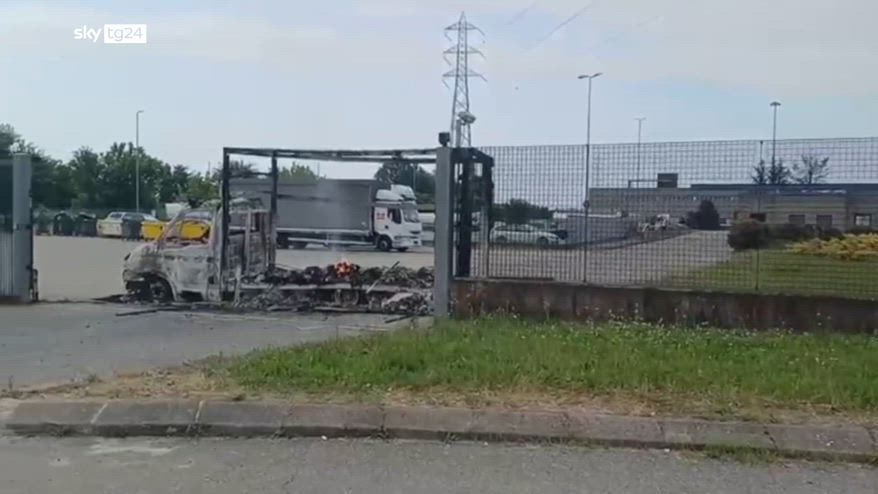 Rapina in centro logistico nel milanese, tir in fiamme e chiodi