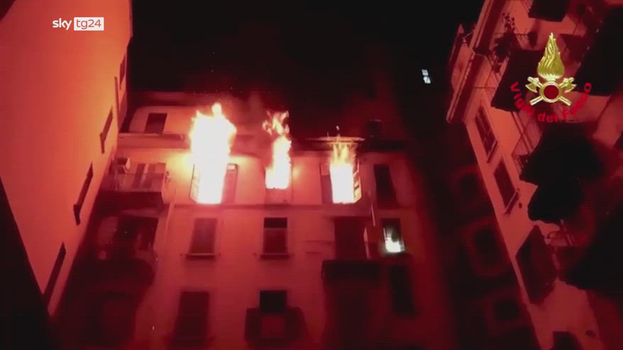 Incendio a Milano, donna muore lanciandosi dal 5° piano