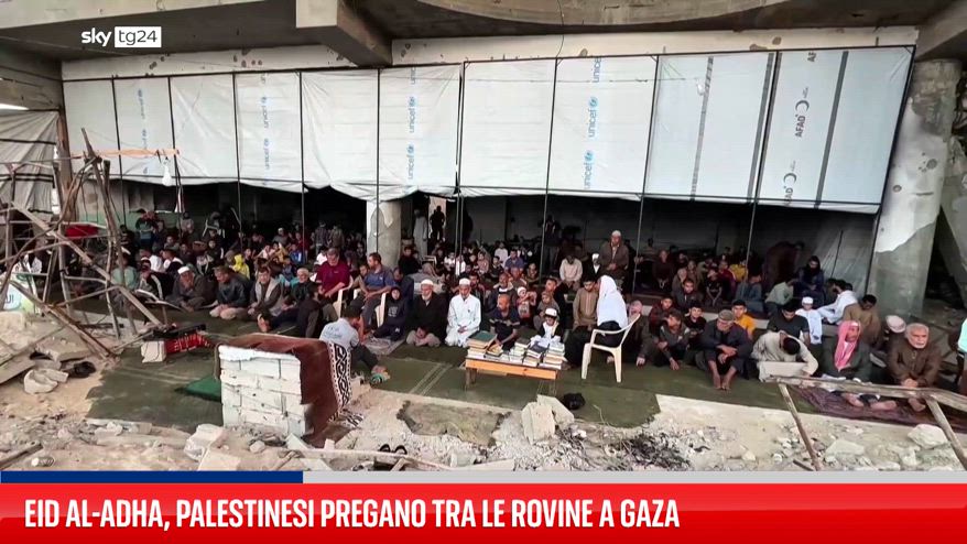 Eid al-Adha, palestinesi pregano tra le rovine a Gaza