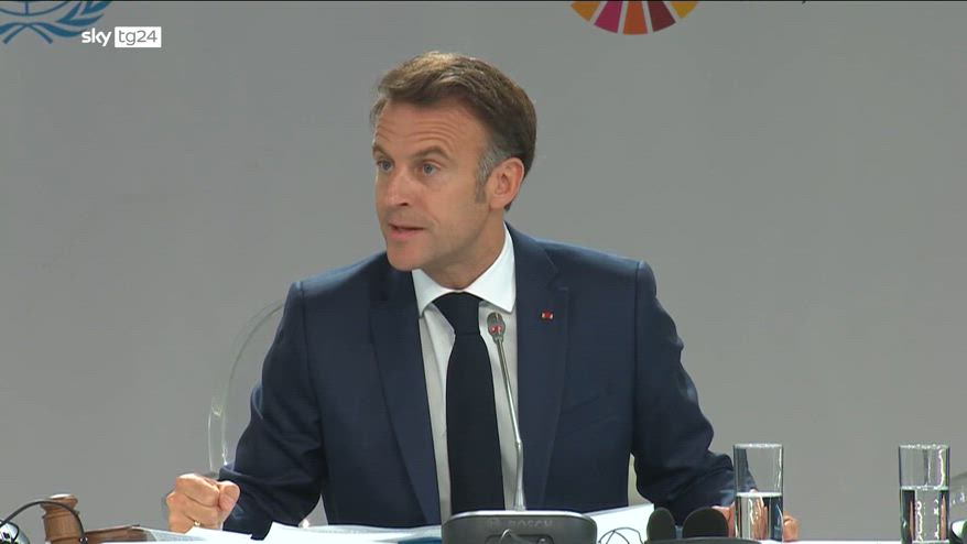 Macron annuncia possibile stop dei social media per i minori di 15 anni