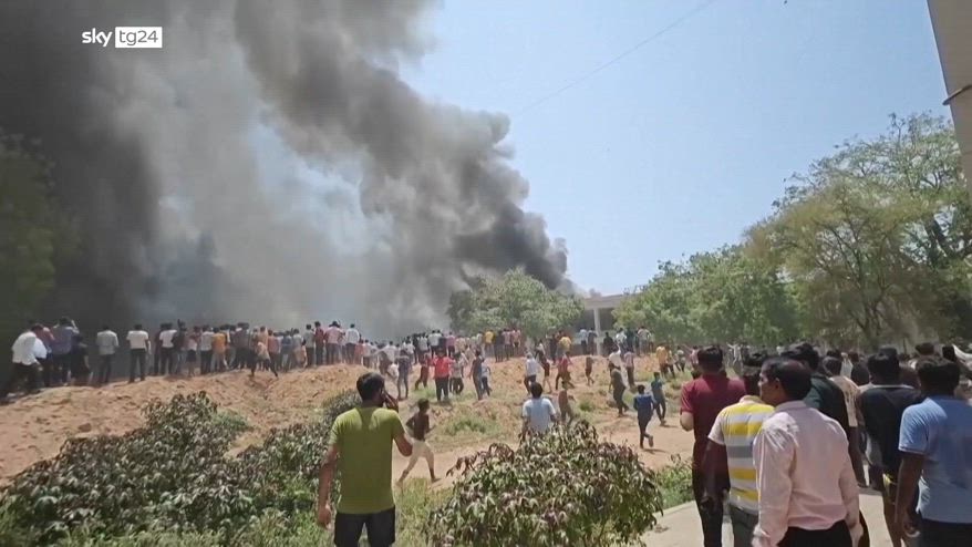 Aereo si schianta in India, centinaia di morti