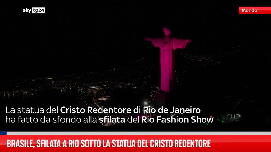 Brasile, sfilata a Rio sotto la statua del Cristo Redentore