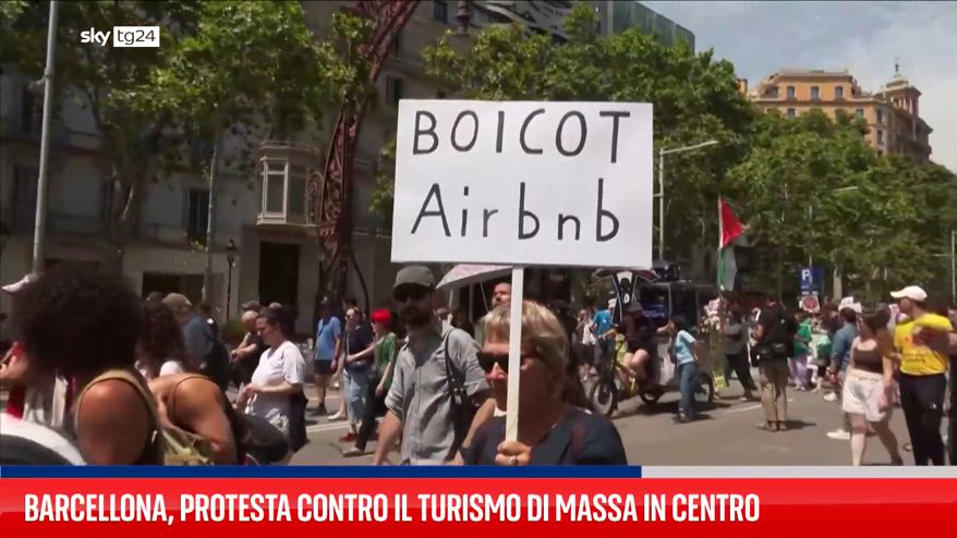 Barcellona, proteste per sovraffollamento turistico