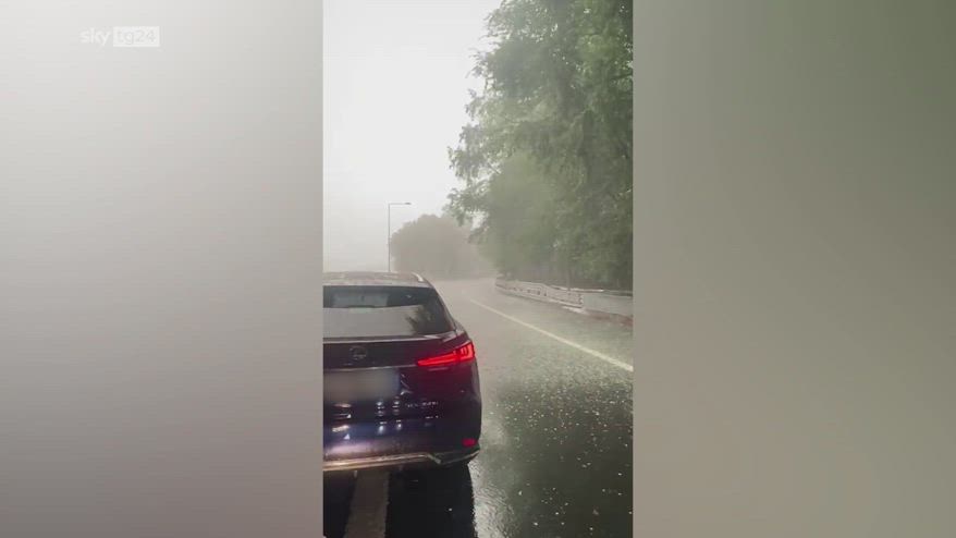 Maltempo Milano, forte pioggia e grandine: traffico in tilt