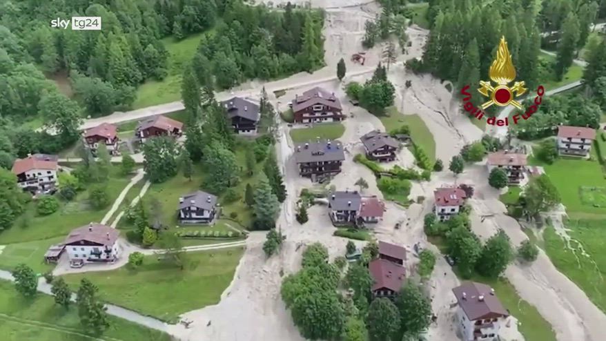 Frana a Cadore, persone bloccate in casa: nessun ferito