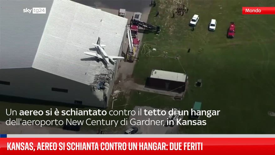 Kansas, aereo si schianta contro un hangar: due feriti