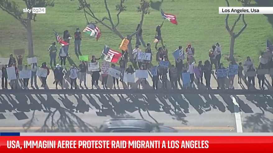Usa, immagini aeree proteste raid migranti a Los Angeles