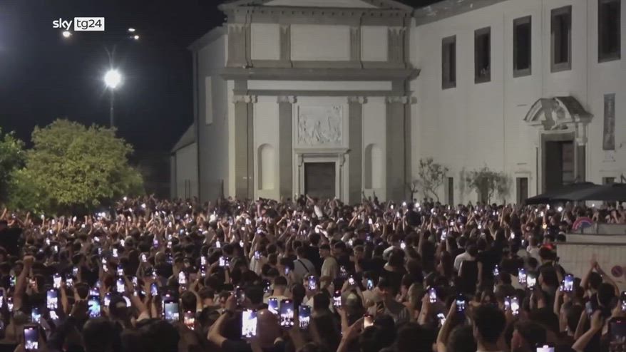 Maturità a Napoli, studenti cantano Notte prima degli esami