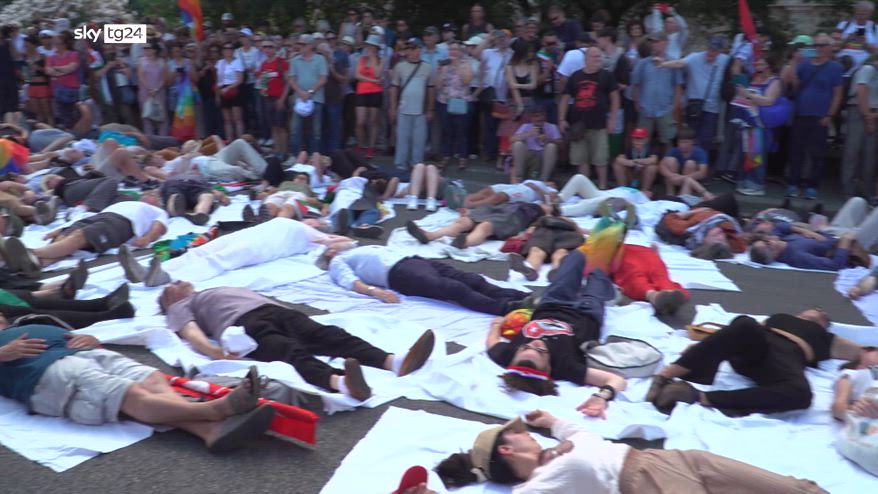 Corteo pace, migliaia in piazza: no al riarmo