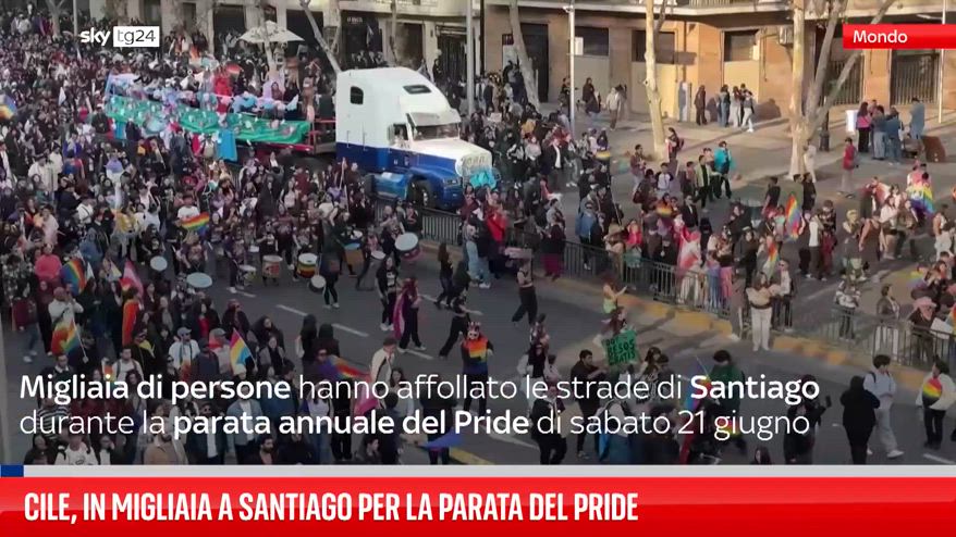 Cile, in migliaia a Santiago per la parata del pride 