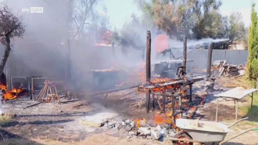 Incendio a Roma Fiumicino, fiamme in cantiere nave Liburna