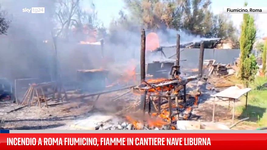 Incendio a Roma Fiumicino, fiamme in cantiere nave Liburna