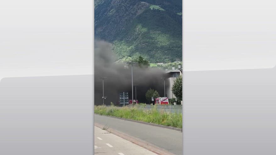 Incendio a Merano, deposito di pneumatici in fiamme