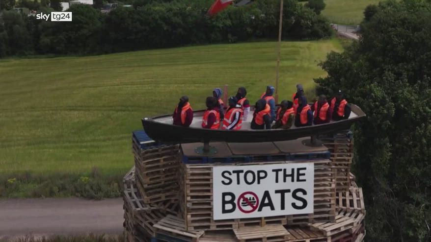Belfast, incendiata finta barca di migranti con manichini