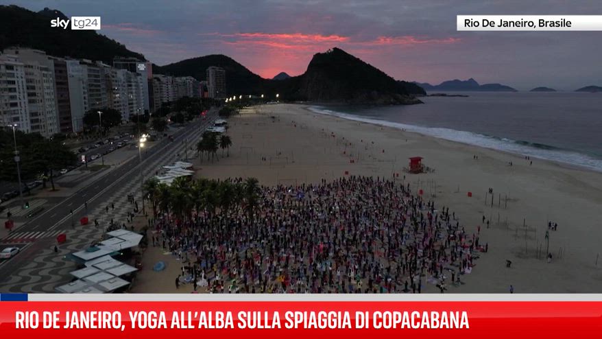 Rio De Janeiro, yoga all’alba sulla spiaggia di Copacabana