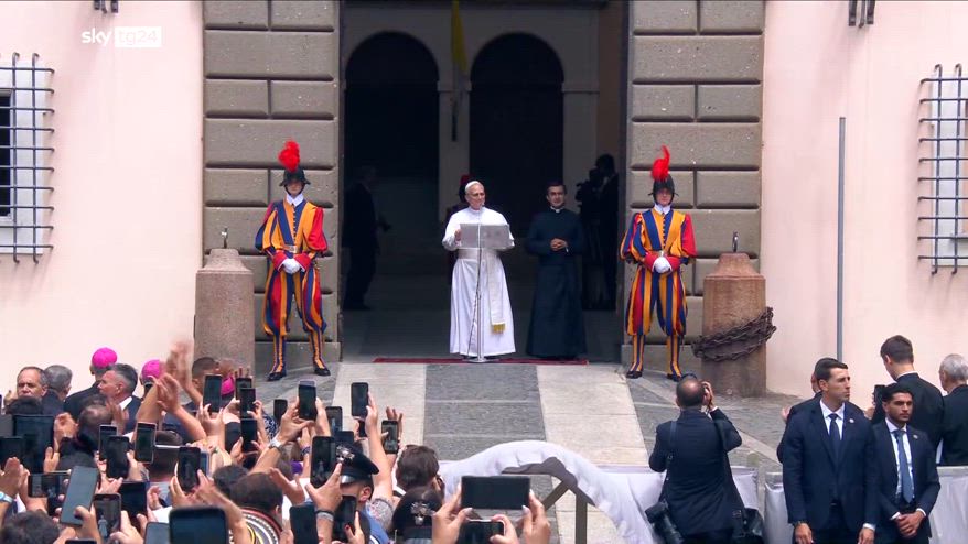 La rivoluzione dell'amore invocata dal Papa nell'angelus 