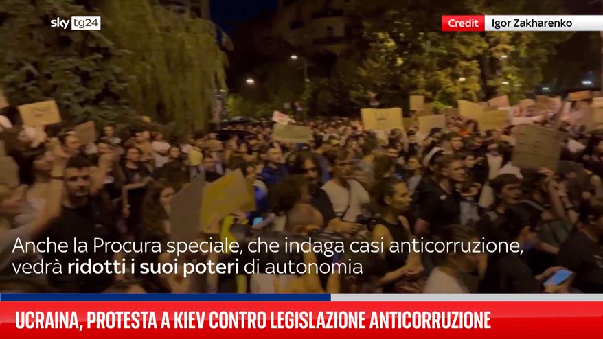 Ucraina, protesta a Kiev contro legislazione anticorruzione | Video Sky - Sky TG24