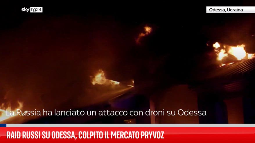 Raid russi su Odessa, colpito il mercato Pryvoz | Video Sky - Sky TG24