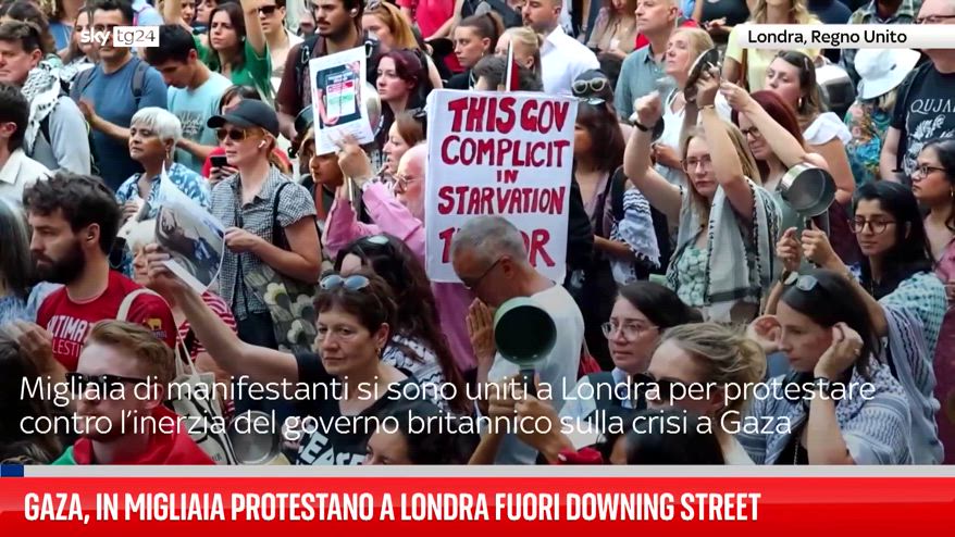 Gaza, in migliaia protestano a Londra fuori Downing Street