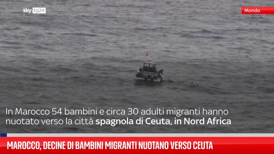 Marocco, decine di bambini migranti nuotano verso Ceuta