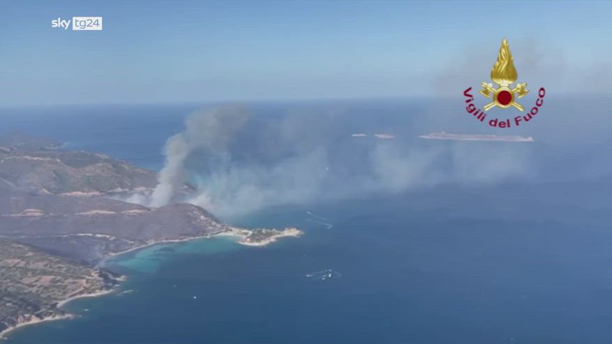 Incendio a Villasimius in Sardegna, bagnanti in fuga