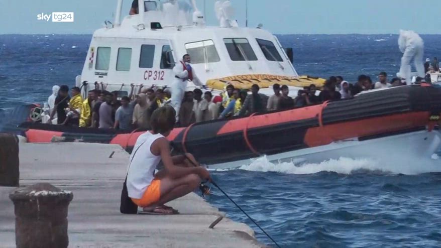 Lampedusa, centinaia sbarchi. Arrestato presunto trafficante