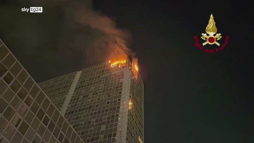 In fiamme un edificio al Centro Direzionale di Napoli