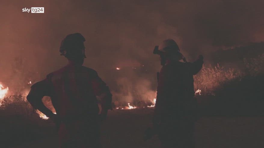 Spagna, incendio León: notte di lavoro per vigili del fuoco