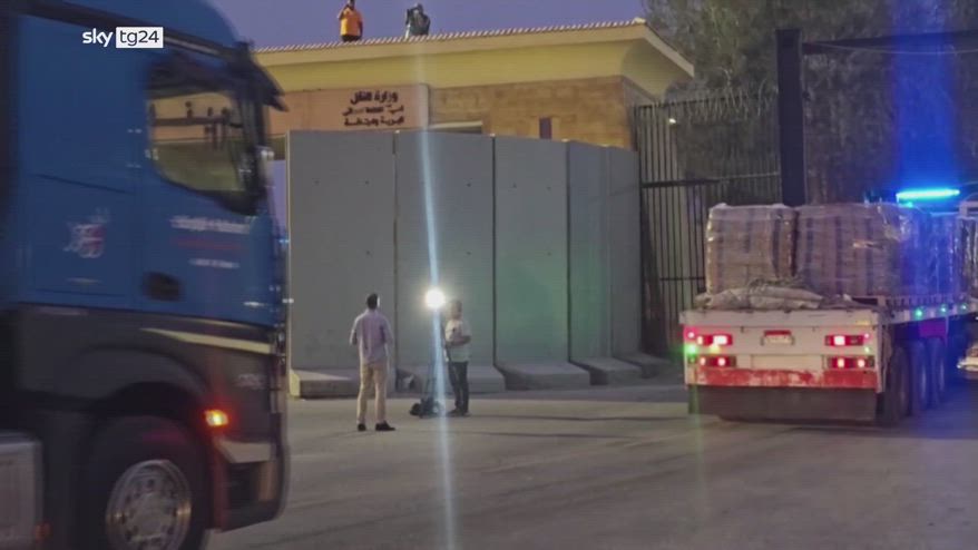 Egitto, camion di aiuti per Gaza in partenza da Rafah
