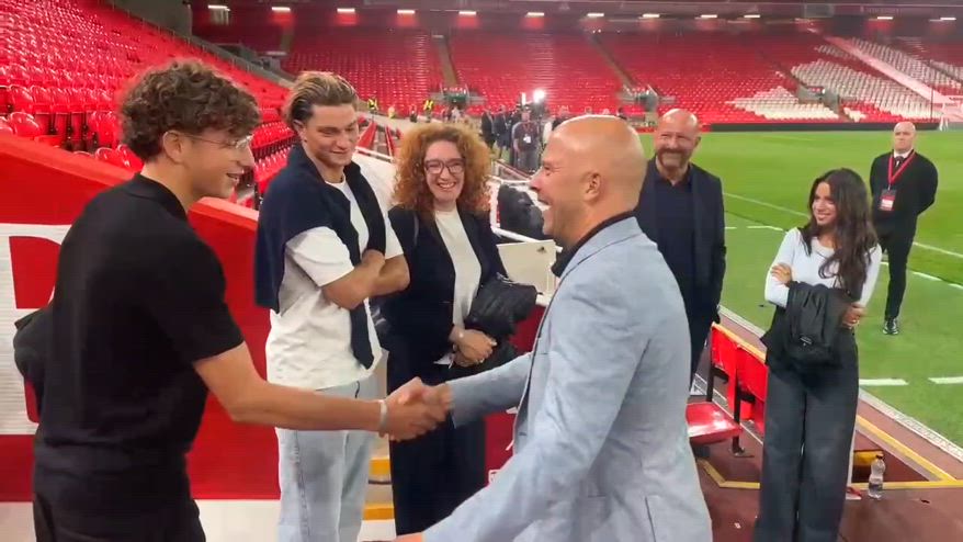 Liverpool, Slot si presenta alla famiglia di Leoni