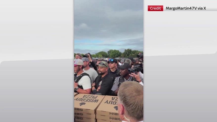 Usa, Trump porta pizza e hamburger alla polizia a Washington