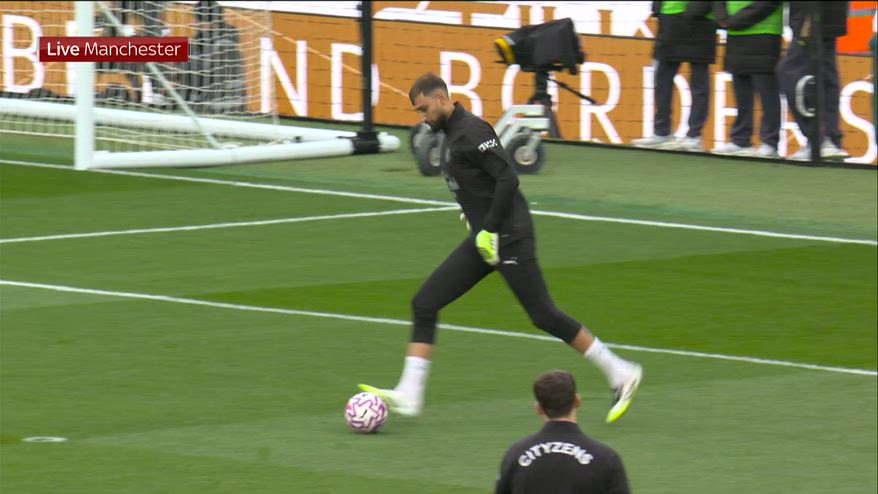 Manchester City, il riscaldamento di Donnarumma
