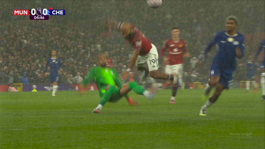 Chelsea, ingenuità del portiere Sanchez: rosso dopo 5'