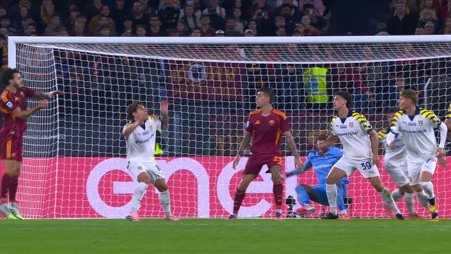 Roma-Parma, l'ingenuità di Suzuki sul gol di Hermoso. VIDEO