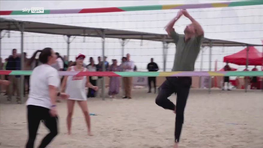Brasile, Principe William gioca a beach volley a Copacabana