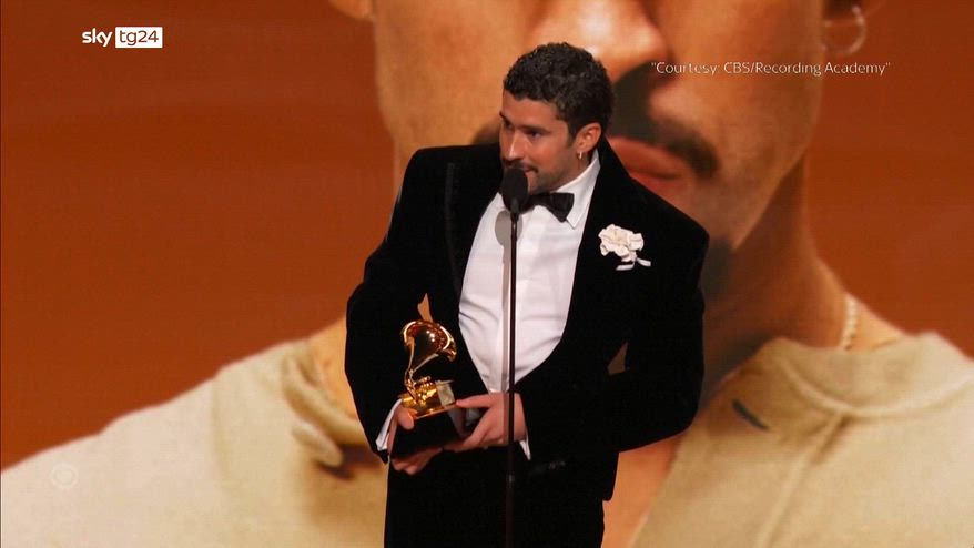 Bad Bunny trionfa ai Grammy awards, il rapper: Fuori l'Ice