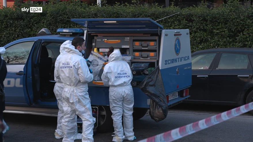 Milano, ruba pistola e spara contro agenti che rispondono: uomo in gravi condizioni