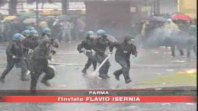 Parma, scontri tra tifosi e polizia